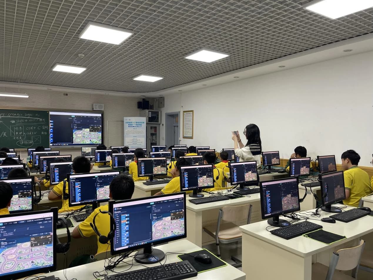 首都师范大学育新学校学生在机房参与全国通用人工智能挑战赛备赛演练