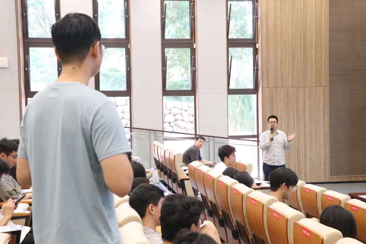 全国通用人工智能挑战赛重庆人工智能学院宣讲活动现场交流答疑