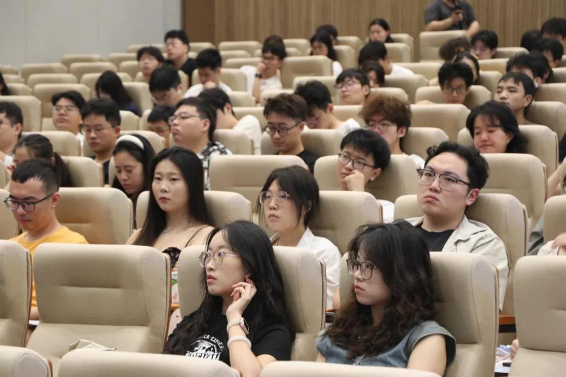 重庆人工智能学院师生现场聆听全国通用人工智能挑战赛宣讲